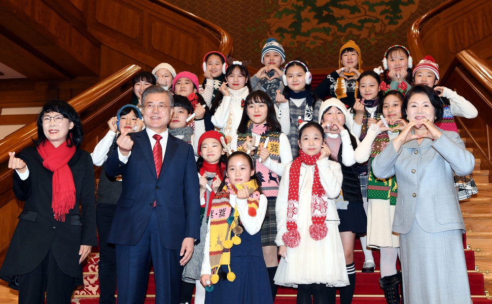 문재인 대통령과 김정숙 여사가 7일 청와대 본관 로비에서 열린 ‘청와대와 함께 메리 크리스마스' 행사에서 시비에스(CBS) 어린이 합창단의 관람한 뒤 함께 기념 사진을 찍고 있다. 청와대사진기자단