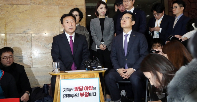 7일 오호 연동형 비례대표제를 관철시키기 위해 국회 로텐더홀에서 농성중인 손학규 바른미래당 대표가 농성장을 방문한 홍영표 민주당 원내대표와 대화하고 있다. 김경호 선임기자 jijae@hani.co.kr