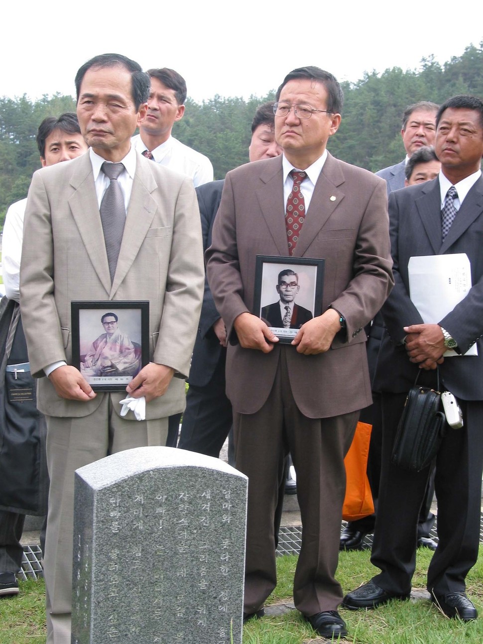 박정희 정권 때인 1978년 ‘반국가단체’로 낙인 찍힌 한통련(한민통)은 오랫동안 국내 입국이 금지됐다가 노무현 정부 출범 뒤인 2003년 9월 처음으로 고국 땅을 밟았다. 9월20일 광주 국립 5·18민주묘지를 찾은 한통련 곽수호 부의장(왼쪽)과 도가이 본부 강춘근 대표위원(가운데)이 한통련 2·3대 의장을 지낸 김재화, 배동호씨의 영정을 각각 들고 참배하고 있다. 광주/정대하 기자 daeha@hani.co.kr