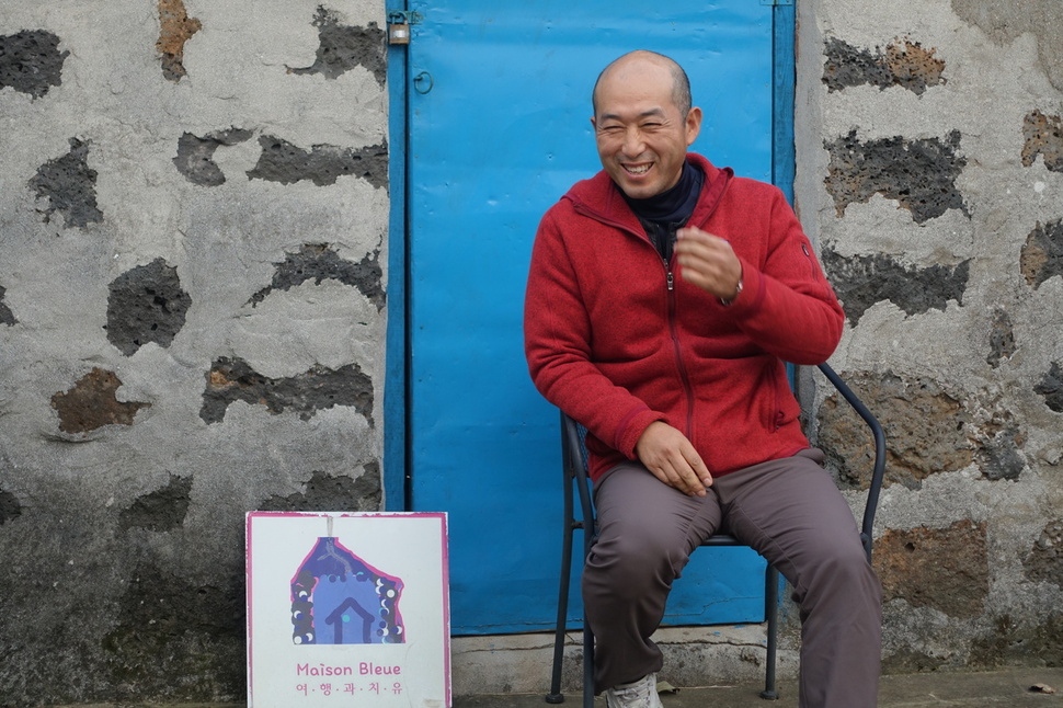 제주시 애월읍 납읍리에서 만난 이겸씨가 환한 미소를 짓고 있다.