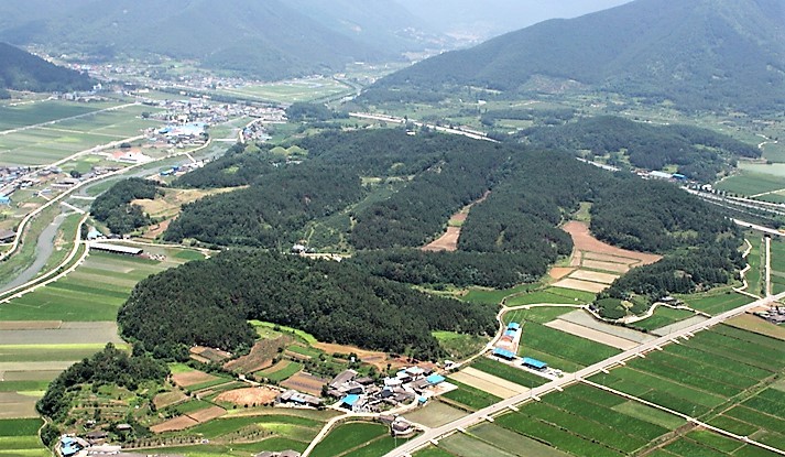 ‘창녕 계성고분군’ 전경. 경남 창녕군 계성면 영축산에서 서쪽으로 뻗은 낮은 구릉에 조성돼 있다. 경남도 제공