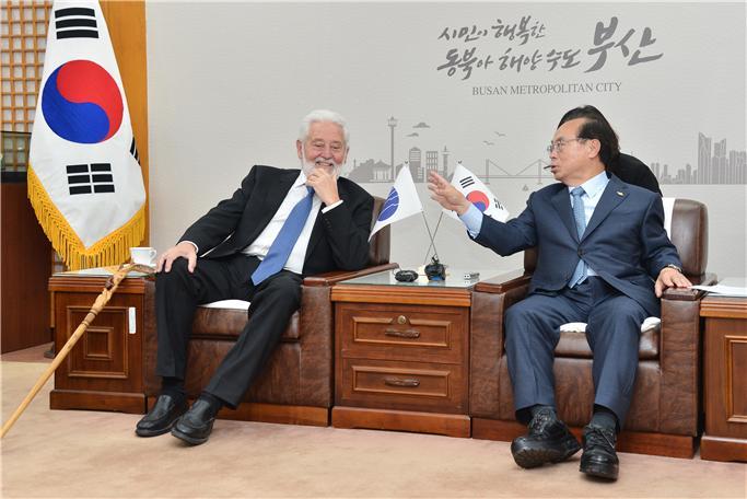 오거돈 부산시장이 지난 4일 부산시장 접견실에서 비센테 곤잘레스 로세르탈레스 국제박람회기구 사무총장과 대화를 하고 있다. 부산시 제공