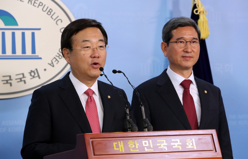 김학용 자유한국당 원내대표 후보(오른쪽)가 김종석 정책위의장 후보와 함께 9일 오전 국회 정론관에서 정책위의장 후보 발표 기자회견을 하고 있다. 김경호 선임기자 jijae@hani.co.kr