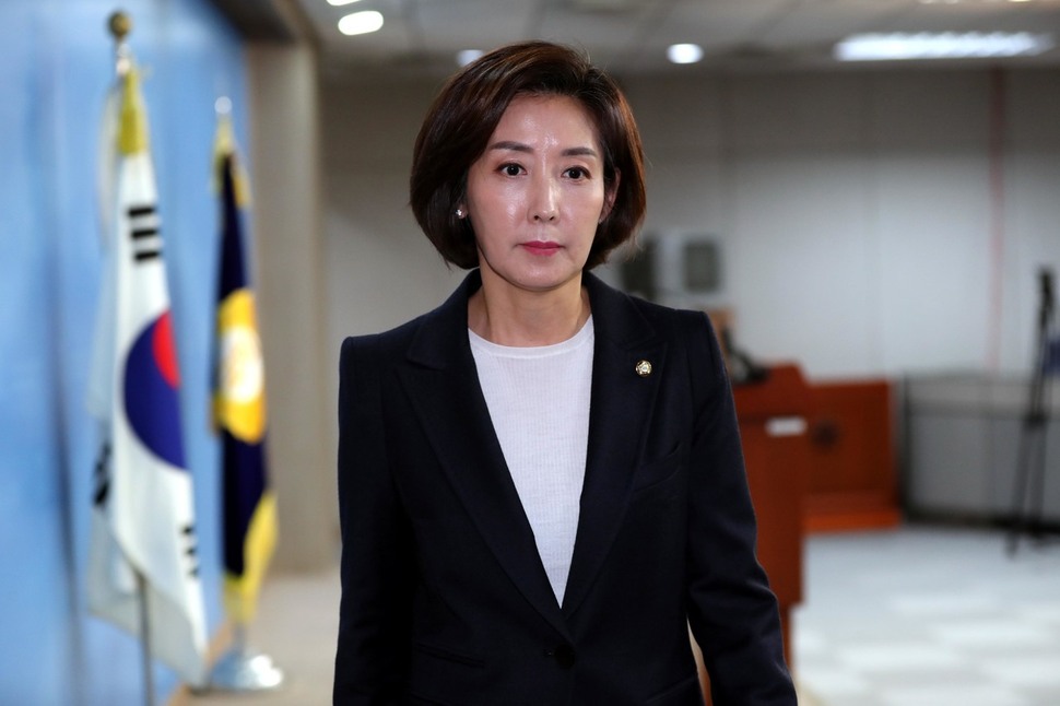 나경원 자유한국당 원내대표 후보가 지난 2일 오후 국회 정론관에서 원내대표 출마 선언 기자회견 뒤 회견장을 나서고 있다.강창광 기자 chang@hani.co.kr