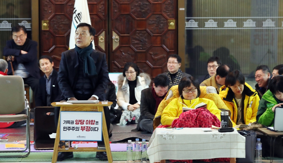 손학규 바른미래당 대표(왼쪽)와 이정미 정의당 대표가 거대 양당의 연동형 비례대표제 도입 결단을 촉구하며 9일 오후 국회 중앙홀에서 4일째 단식농성을 이어가고 있다. 김경호 선임기자 jijae@hani.co.kr