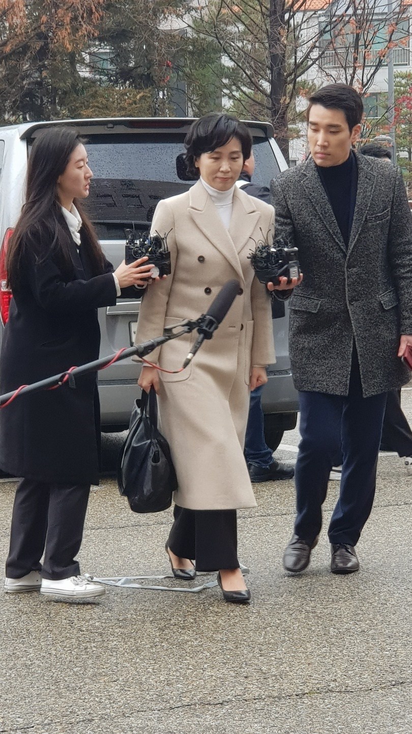 이른바 ‘혜경궁 김씨 사건’의 트위터 계정주로 지목된 이 지사의 부인 김혜경씨가 지난 4일 수원지검에 피의자 신분으로 출석하고 있다. 홍용덕 기자 ydhong@hani.co.kr