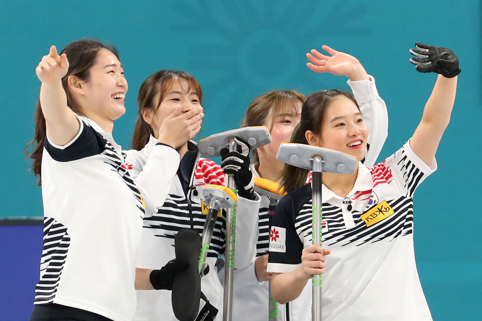 한국 여자컬링 대표팀 ‘리틀 팀 킴’이 지난달 10일 강원 강릉컬링센터에서 열린 2018 아시아·태평양 컬링선수권대회 결승에서 일본의 ‘팀 후지사와’를 12-8로 꺾고 우승을 차지한 뒤 기뻐하고 있다. 강릉/연합뉴스