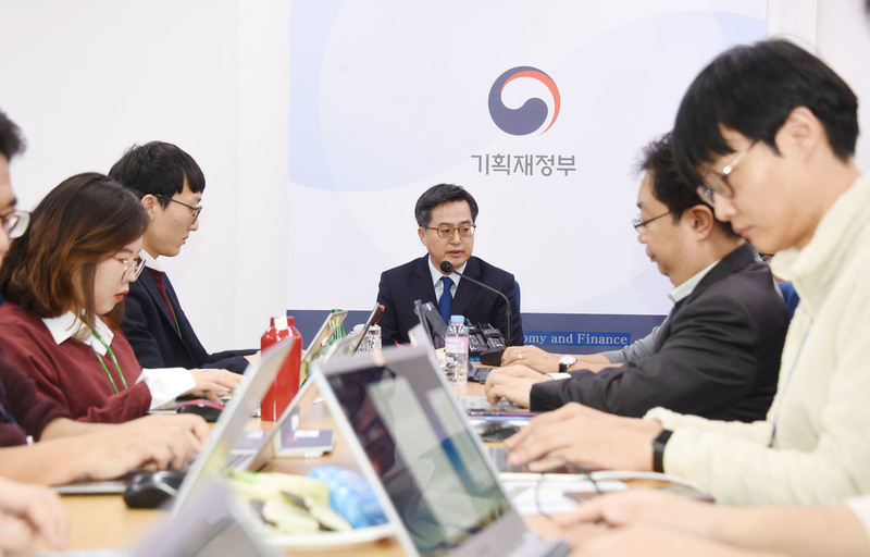 김동연 부총리 겸 기획재정부 장관이 10일 정부세종청사에서 기자간담회를 하고 있다. 기획재정부 제공