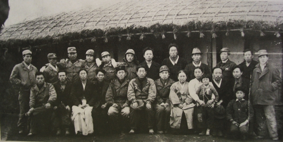 제주4·3 이후 마을이 복구되면서 처음 만든 민보단 사무실과 당시 리장, 파견소 직원 및 지역 유지들. 민보단 사무실은 지금의 가시리사무소 자리에 있었다. <가스름지>