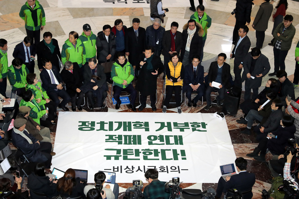 연동형 비례대표제 도입을 촉구하며 단식 농성중인 손학규 바른미래당 대표와 이정미 정의당 대표, 정동영 민주평화당 대표가 10일 오후 국회 로텐더홀에서 농성장을 지지방문한 비례민주주의연대, 참여연대, 민주사회를 위한 변호사모임 등이 꾸린 `정치개혁공동행동' 회원들과 비상시국회의을 열고 있다. 강창광 기자