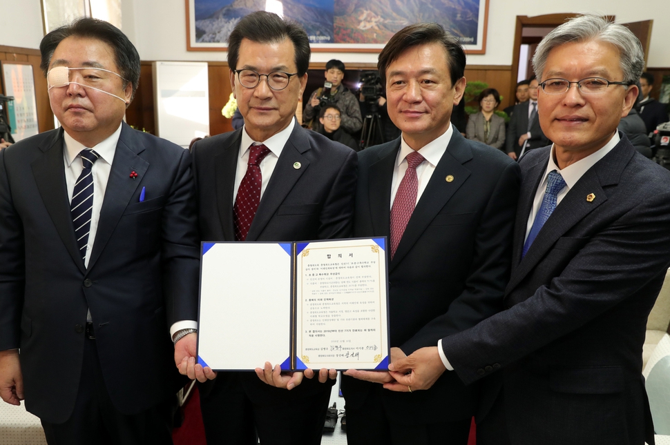 이시종 충북지사(왼쪽 둘째)와 김병우 충북 교육감(왼쪽 셋째) 등이 10일 충북도청에서 무상급식과 충북 미래인재 육성 관련 합의를 한 뒤 합의서를 보이고 있다. 충북도 제공