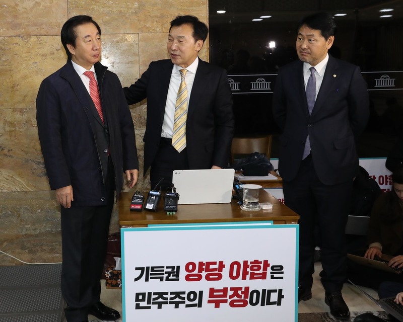 김성태 자유한국당 원내대표가 10일 오전 연동형 비례대표제 도입 촉구를 위해 국회 로텐더홀에서 단식 농성중인 손학규 바른미래당 대표를 찾아 이야기하고 있다. 강창광 기자 chang@hani.co.kr