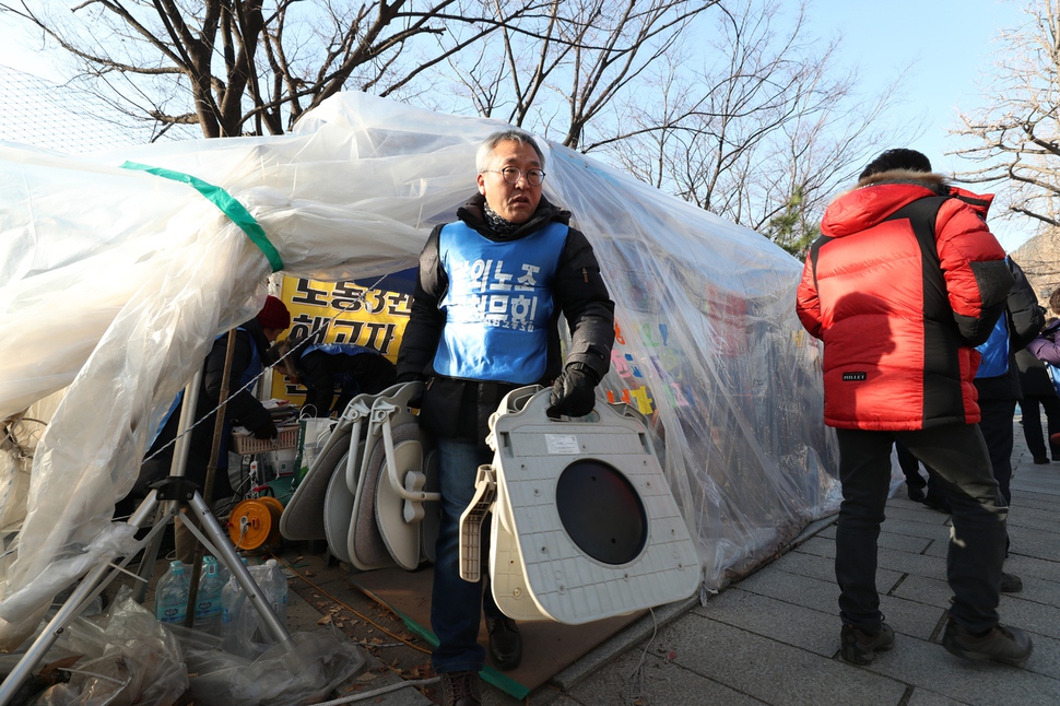 10일 오후 서울 종로구 청와대 앞 전교조 농성장에서 전교조 집행부와 노조원들이 농성장을 정리하고 있다. 백소아 기자