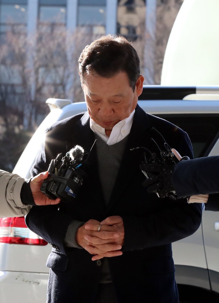 노무현 대통령 부인을 사칭한 사기꾼에게 속아 4억5천만원을 공천 대가로 송금한 윤장현 전 광주시장이 10일 오전 광주 동구 광주지방검찰청에 피의자 신분으로 출석하며 기자들의 질문을 받고 있다. 연합뉴스