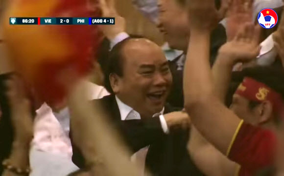 박항서 감독이 이끄는 베트남 축구대표팀이 6일 아세안축구연맹 스즈키컵 2018 준결승 2차전에서 2골을 잇달아 넣자 응우옌 쑤언 푹 베트남 총리(가운데)가 자리에서 일어나 주위 사람들과 악수하며 기뻐하고 있다.