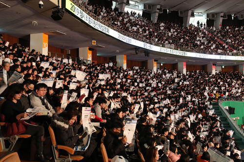 지난 12월 6일 오후 서울 송파구 잠실실내체육관에서 열린 2019 정시 최종지원 전략 설명회에서 수험생과 학부모들이 배치표를 보며 전략강의를 듣고 있다. 백소아 기자 thanks@hani.co.kr