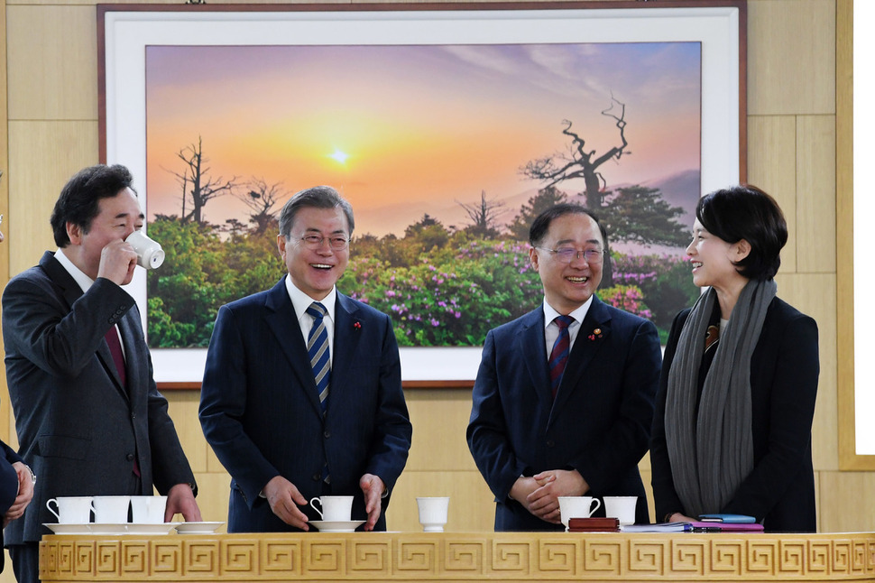 문재인 대통령이 11일 오전 정부세종청사 화상회의장 앞에서 국무위원들과 환담을 나누고 있다. 왼쪽부터 이낙연 총리, 문 대통령, 홍남기 신임 경제부총리, 유은혜 사회부총리 겸 교육부장관. 세종/청와대사진기자단