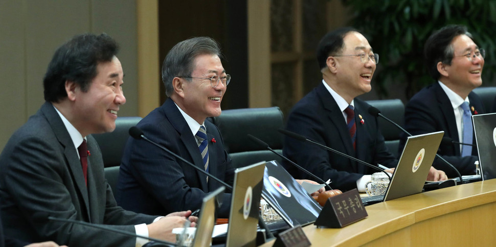 문재인 대통령이 11일 오전 정부세종청사에서 열린 국무회의를 주재하고 있다. 이날 국무회의는 세종과 서울 청사간 영상회의로 진행됐다. 세종/청와대사진기자단