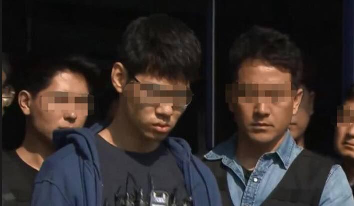 강서구 피시방 살인사건 피의자 김아무개(29)씨가 지난 22일 오전 서울 양천경찰서에서 공주 치료감호소로 가기 위해 경찰서를 나서고 있다. 한국방송(KBS) 화면 갈무리