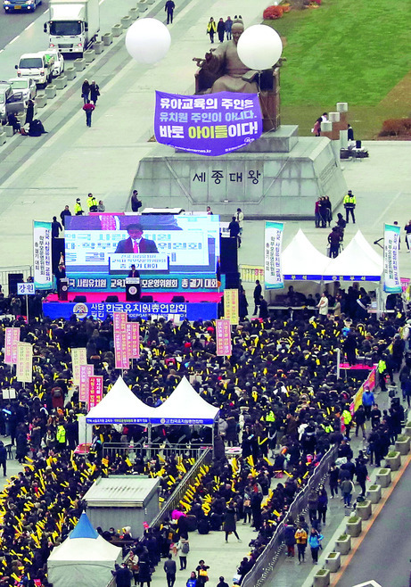 지난달 29일 서울 종로구 광화문광장에 한국유치원총연합회의 총궐기대회 현장 뒤로 시민단체 ‘정치하는엄마들’이 걸어둔 “유아교육의 주인은 아이들”이라는 펼침막이 보이고 있다. 백소아 기자