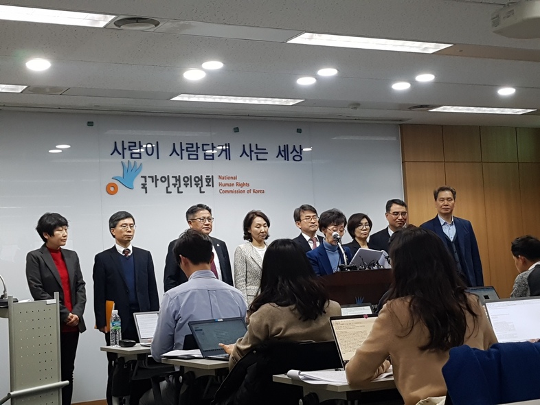 11일 서울 중구 인권위 브리핑실에서 열린 기자회견에서 최영애 인권위원장 블랙리스트와 장애활동가 인권침해 사건에 대해 대국민 사과문을 발표하고 있다. 임재우 기자