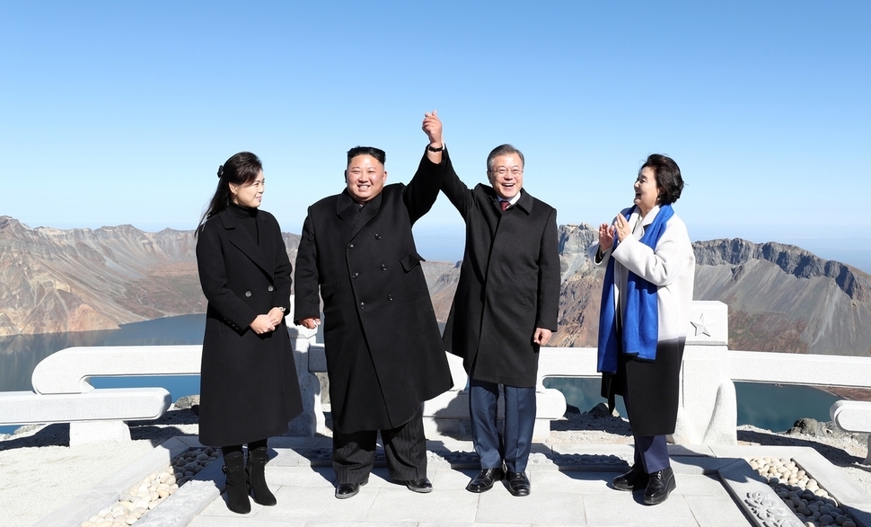 지난 9월 3차 남북정상회담 당시 문재인 대통령과 김정은 북한 국무위원장 부부가 백두산 천지를 방문해 기념사진을 찍고 있다. <한겨레> 자료사진