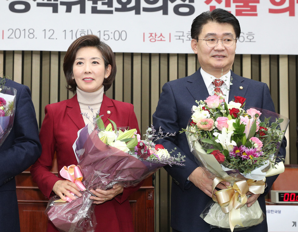 181211 자유한국당 나경원 원내대표 11일 오후 서울 여의도 국회에서 열린 원내대표 및 정책위의장 선출을 위한 의원총회에서 당선된 나경원 원내대표와 정용기 정책위의장이 기념촬영을 하고 있다. 공동취재사진