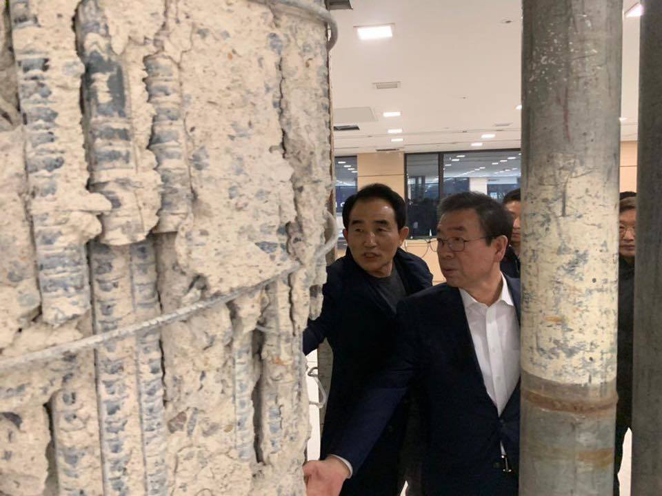 11일 박원순 서울시장이 기둥 균열이 발견된 서울 강남구 삼성동 오피스텔을 찾아 점검하고 있다. 박원순 서울시장 페이스북