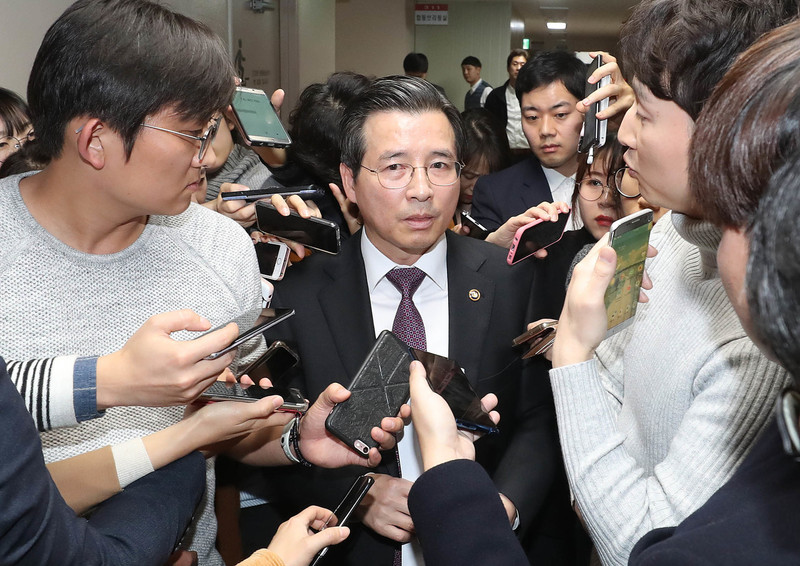 김용범 금융위 부위원장 겸 증선위원장이 지난달 14일 삼성바이오로직스가 고의적으로 4조5천억원 규모의 분식회계를 저질렀다는 발표를 한 뒤 기자들의 질문을 받고 있다. 신소영 기자