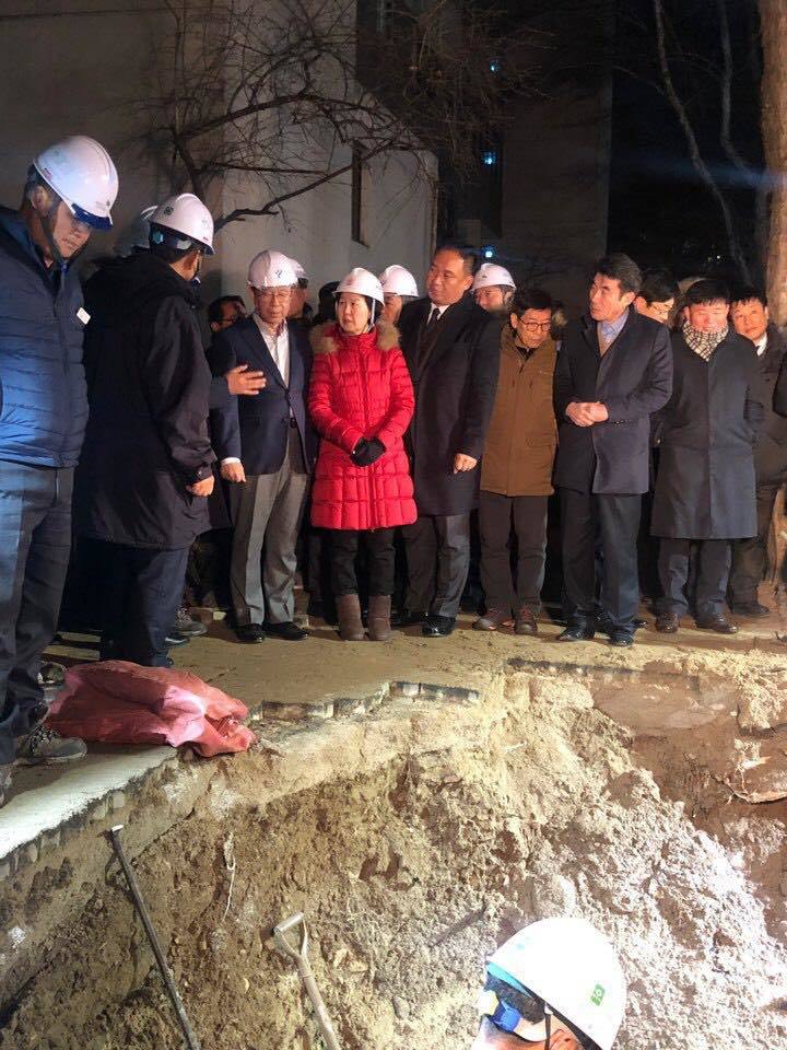 박원순 서울시장이 11일 오후 서울 양천구 목동 아파트 열수송관 파열 현장을 방문해 사고 상황을 살펴보고 있다. 박원순 서울시장 페이스북