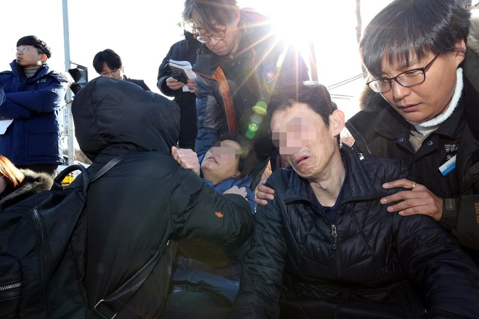 12일 오후 충남 태안군 태안읍 한국서부발전 본사 앞에서 열린 '고 김용균 태안화력 비정규직 노동자 사망사고 진상규명 및 책임자처벌 시민대책위원회(가칭)' 기자회견에서 고인의 부모가 오열하고 있다. 태안/ 김봉규 선임기자 bong9@hani.co.kr