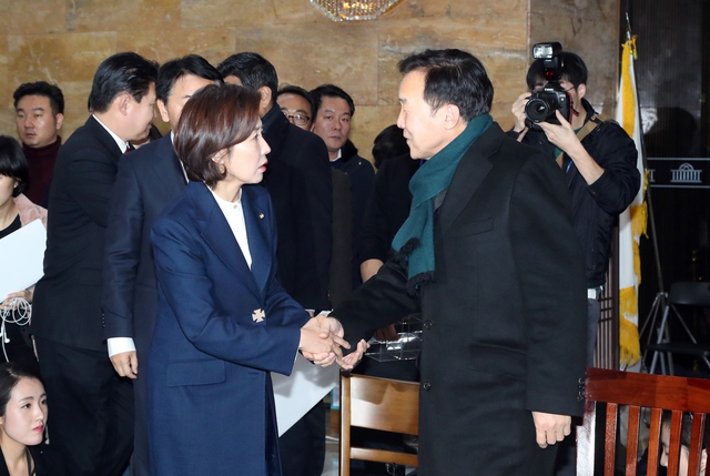 나경원 자유한국당 새 원내대표가 12일 오후 국회 본청 로텐더홀에서 연동형 비례대표제를 촉구하며 무기한 단식농성 중인 바른미래당 손학규 대표를 찾아와 얘기를 나누고 있다.김경호 선임기자 jijae@hani.co.kr