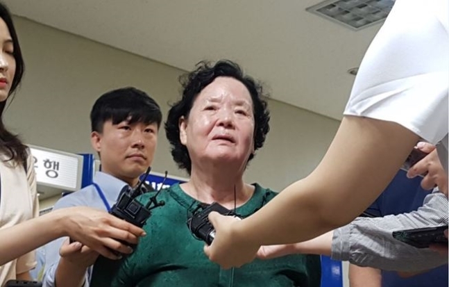 지난 7월 26일 ‘이태원 살인사건’ 피해자 조중필씨의 어머니 이복수씨가 국가의 손해배상 책임을 인정한 법원 판단이 나온뒤, 서울 서초구 법원종합청사에서 취재진의 질문을 받고 있다.