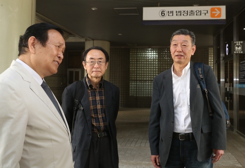 1984년 고문에 의해 간첩으로 조작됐던 윤정헌(오른쪽)씨가 지난 4월30일 고문 수사관이었던 고병천씨의 위증죄 구형 공판을 마친 뒤 서울중앙지법 앞에서 간첩 조작 피해자였던 김원중(가운데), 강종건(왼쪽)씨와 함께 얘기를 나누고 있다. 강재훈 선임기자 khan@hani.co.kr