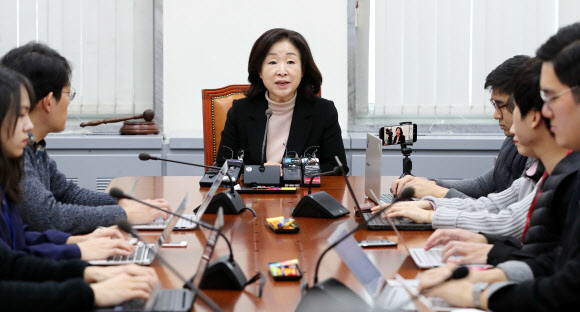 심상정 국회 정치개혁특별위원회 위원장이 13일 오전 국회에서 기자간담회를 열어, 나경원 자유한국당 원내대표에게 “이번주 일요일까지는 선거제도 개혁과 관련해 큰 기본원칙에 대한 입장을 제시해달라”고 촉구하고 있다. 연합뉴스