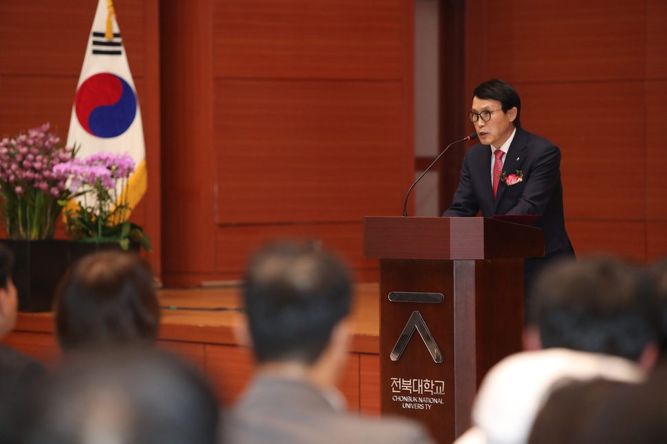 전북대 이남호 총장은 13일 오후 교내 진수당에서 이임식을 가졌다. 이 총장은 그동안 함께 한 모든 분께 감사드린다고 말했다. 전북대 제공