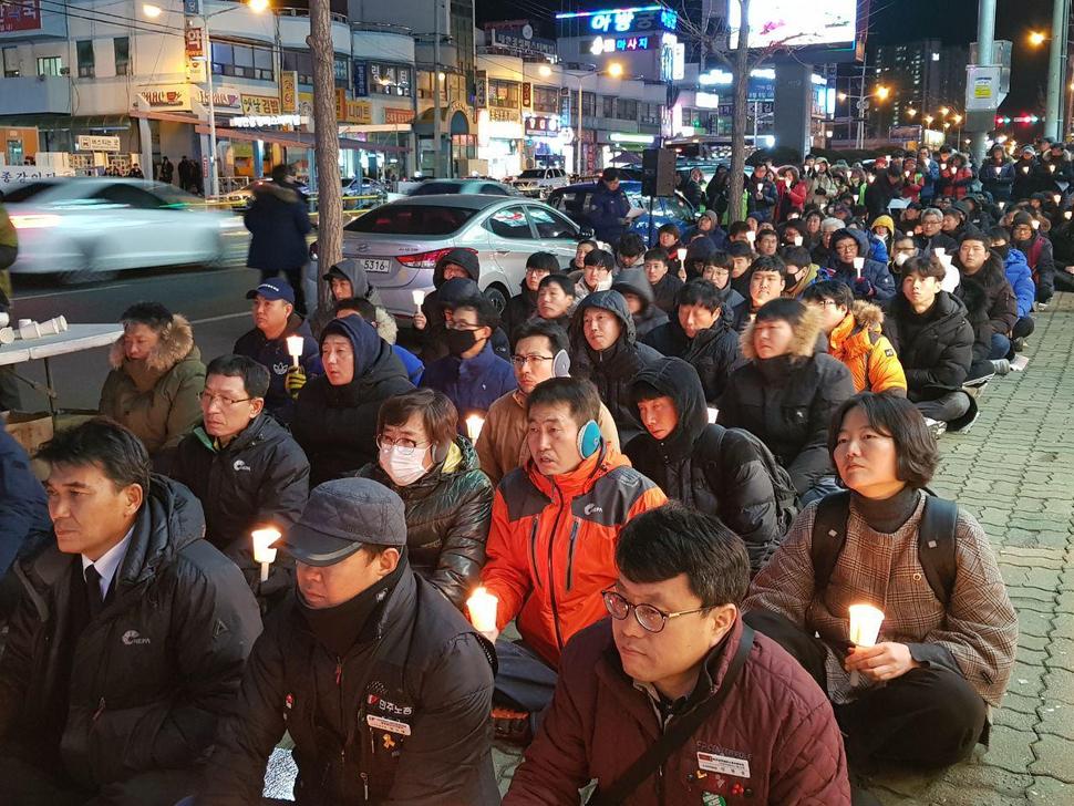 13일 태안화력이 있는 충남 태안군 태안터미널 사거리에 200여명의 시민들이 모여 태안화력 비정규직 ‘24살 고 김용균님’ 추모문화제를 열었다. 태안/선담은 기자