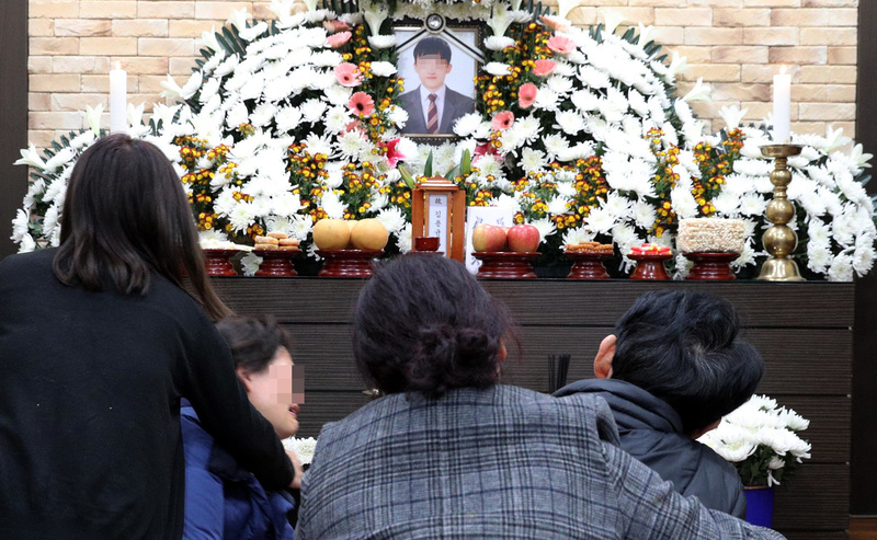 12일 오후 충남 태안군 태안읍 태안보건의료원 상례원에서 한국서부발전 태안화력발전소 컨베이어 벨트에 끼여 숨진 김용균(24)씨의 부모가 오열하고 있다. 태안/김봉규 선임기자 bong9@hani.co.kr