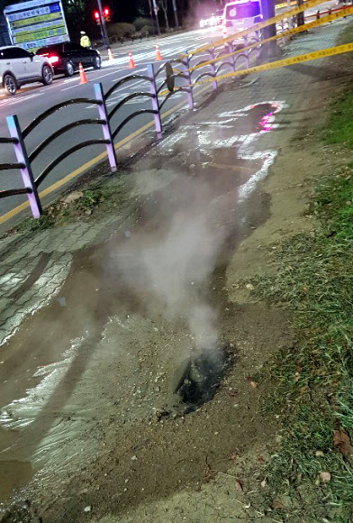 12일 오후 경기도 안산시 단원구 고잔동 푸르지오 3차 아파트 단지 부근에 묻힌 온수관 파열로 인근 1천137세대에 온수와 난방 공급이 끊겼다. 파열로 인한 인명피해는 없는 것으로 조사됐다. 사진은 터진 온수관에서 피어오르는 연기.  연합뉴스