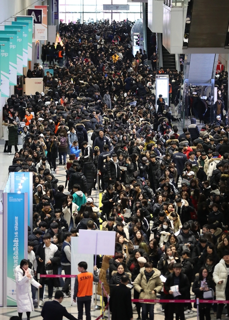 13일 오전 서울 강남구 코엑스에서 열린 2019 정시 대학입학정보박람회에 입장하기 위해 학생과 학부모 등이 길게 줄을 서 북적이고 있다. 신소영 기자 viator@hani.co.kr