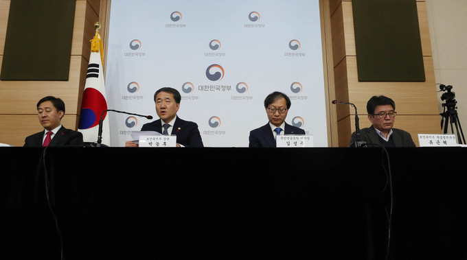 박능후 보건복지부 장관(왼쪽 둘째) 등이 14일 오전 서울 세종로 정부서울청사에서 제4차 국민연금 종합운영계획안을 발표하고 있다. 백소아 기자 thanks@hani.co.kr