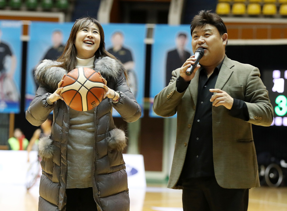 프로농구 인천 전자랜드 장내아나운서로 활약중인 탤런트 함석훈씨가 제주 한라체육관에서 열린 2018 휠체어농구리그 챔피언결정전에서 이벤트 행사를 진행하고 있다. 왼쪽은 1991년 미스코리아 이선혜씨. 한국휠체어농구연맹 제공