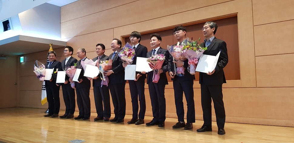 제천시 도시미화팀 직원 등이 지난 13일 정부 서울청사에서 열린 지방재정 우수 사례 발표대회에서 예산절감 우수 사례로 행정안전부장관상을 받았다. 제천시 제공