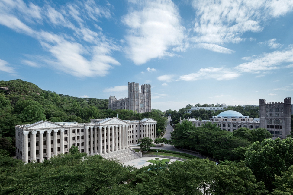 경희대학교의 역사는 1911년 만주에 설립됐던 신흥무관학교에 직접적으로 닿아 있지만, 경희대학은 이를 수용하지 않고 있다. 서울 회기동에 있는 경희대학교의 모습으로, 왼쪽 앞 건물은 1956년 완공된 석조전 본관이다. <한겨레> 자료사진