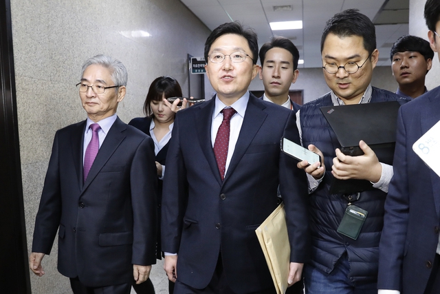 자유한국당 조직강화특별위원회 김용태 위원장(앞줄 가운데)과 이진곤(맨왼쪽) 위원이 15일 회의 참석을 위해 이동하고 있다. 자유한국당은 이날 현역의원 21명 교체 등이 담긴 인적쇄신안을 발표했다.  이정아 기자 leej@hani.co.kr