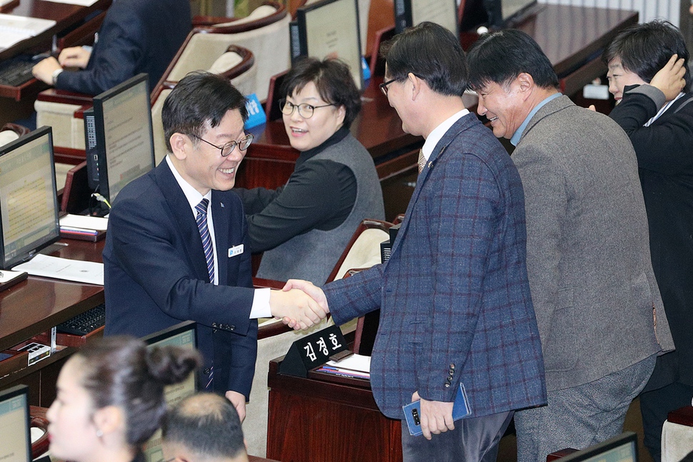 지난 14일 오후 경기도의회 본회의장에서 이재명 경기도지사가 제332회 경기도의회 정례회 제5차 본회의에서 새해 예산안이 통과된 뒤 의원들과 악수하고 있다. 경기도 제공