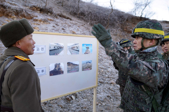 남북 군사당국은 지난 12일 비무장지대에서 시범 철수한 감시초소(GP)에 대한 상호 검증을 실시했다. 강원도 철원 중부전선에서 남쪽 검증반이 북쪽 안내원으로부터 감시초소 파괴 상황을 듣고 있다. 국방부 제공