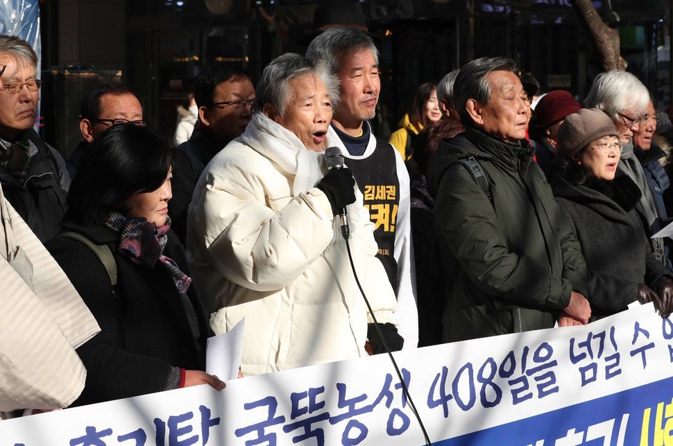 백기완 통일문제연구소장(앞줄 왼쪽 둘째)이 17일 오후 서울 양천구 목동 스타플렉스 서울사무소 앞에서 열린 ‘스타플렉스(파인텍) 고공농성-무기한 단식 해결 촉구 사회원로모임 기자회견’에서 발언을 하고 있다. 박종식 기자