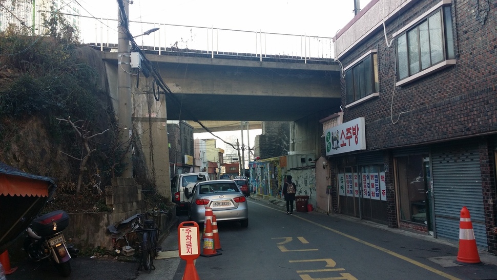 부산 부산진구 서면중 근처 부암동 마을 남서쪽 출입로. 철도 3개가 마을을 관통하고 있어 ‘철의 삼각지’로 불린다. 마을 출입로는 낮은 높이의 철도 굴다리다. 주민들은 오랫동안 철도 소음 등 불편을 겪어왔다. 김영동 기자