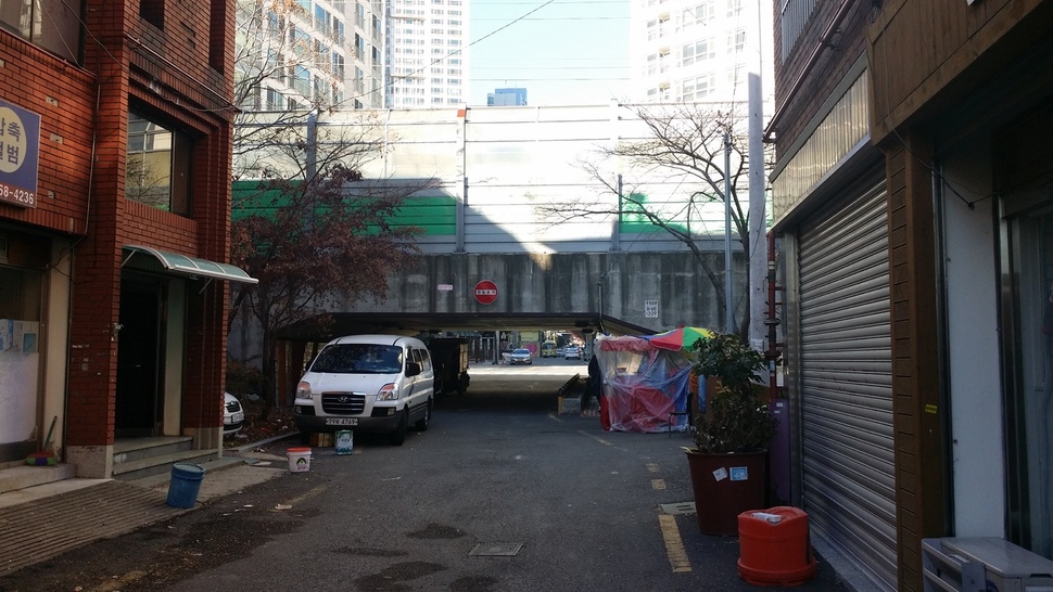 부산 부산진구 서면중 근처 부암동 마을 북쪽 출입로. 철도 3개가 마을을 관통하고 있어 ‘철의 삼각지’로 불린다. 마을 출입로는 낮은 높이의 철도 굴다리다. 주민들은 오랫동안 철도 소음 등 불편을 겪어왔다. 김영동 기자